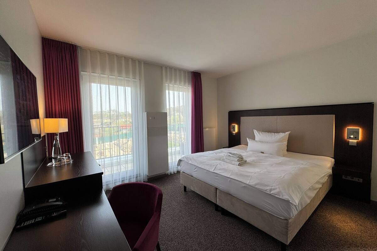 comfort double room, balcony, partial lake view | 1 bedroom, hypo-allergenic bedding, minibar, in-room safe