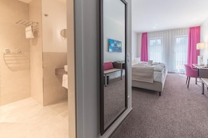 Allergikerbettwaren, Minibar, Zimmersafe, Verdunkelungsvorhänge