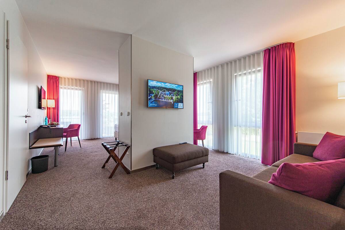 Junior suite, balkon, uitzicht op meer | Hypoallergeen beddengoed, een minibar, een kluis op de kamer