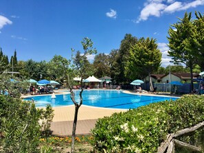 Außenpool (je nach Saison geöffnet), Sonnenschirme, Liegestühle