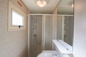 Comfort stacaravan, 2 slaapkamers, uitzicht op park | Badkamer | Een douche, een bidet