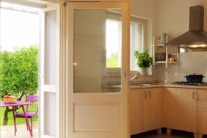 Comfort Studio (Mandorlo) | Private kitchenette | Full-size fridge, cookware/dishes/utensils
