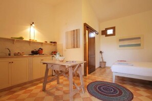 Comfort Studio (Palme) | Dapur kecil peribadi | Peti sejuk/penyejuk beku saiz penuh 