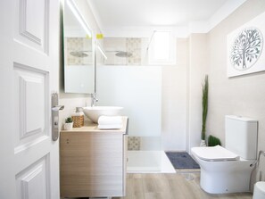 Bathtub, towels