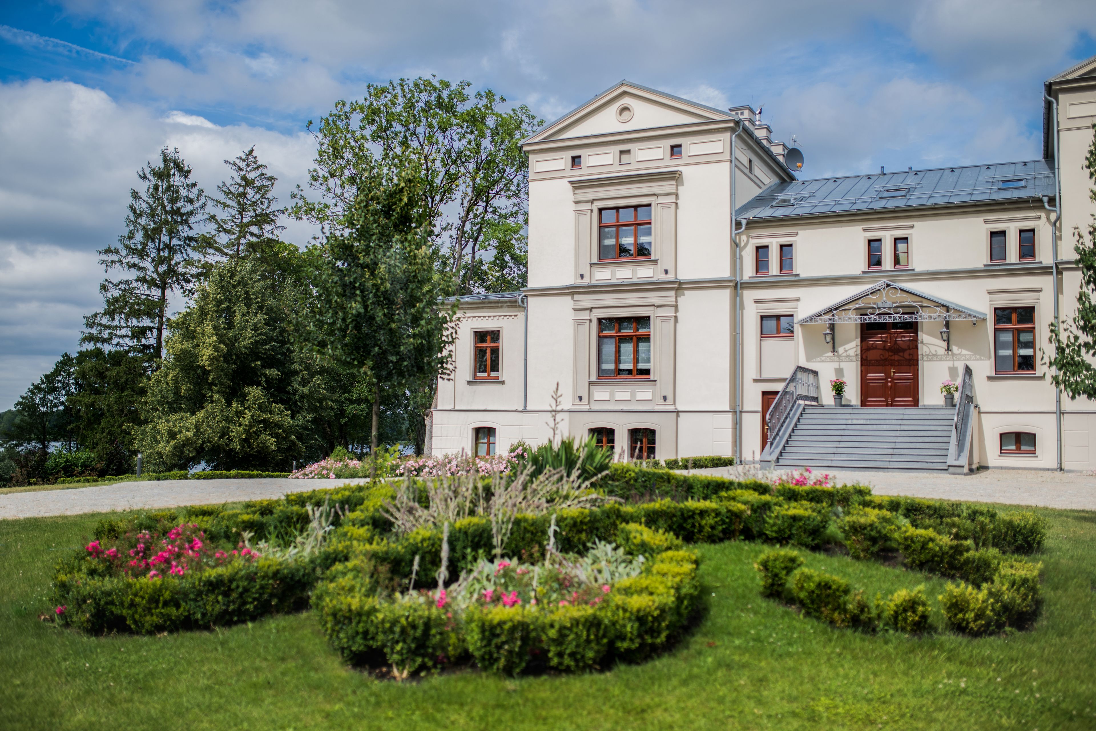 Pintu masuk properti