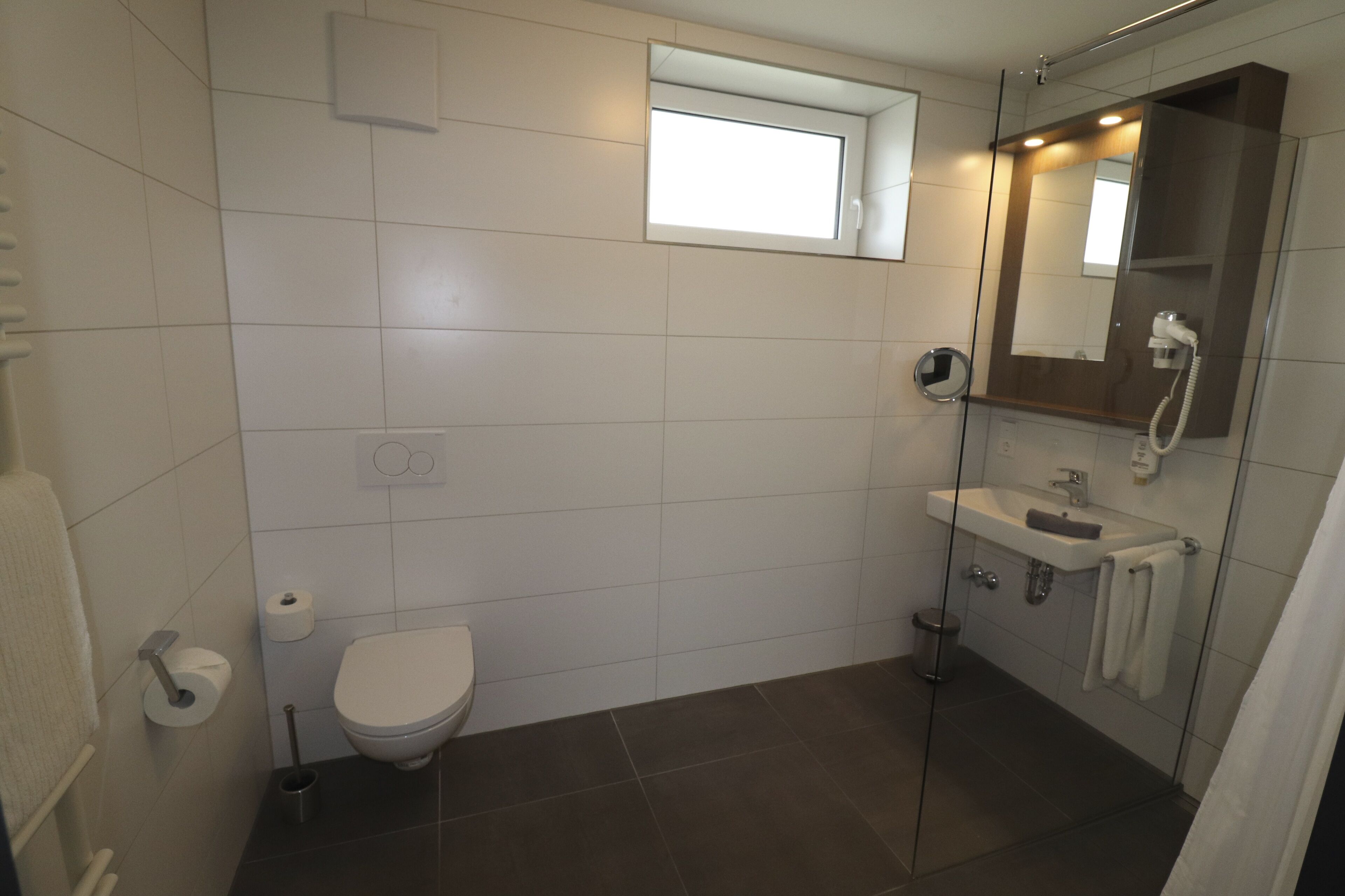 comfort appartement | bathroom | shower, hair dryer, towels