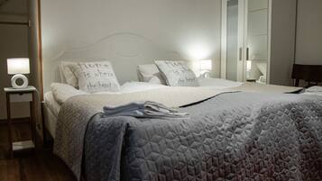 HabitaciĂłn estĂĄndar con 1 cama matrimonial o 2 individuales, vista al patio | Ărea de sala de estar