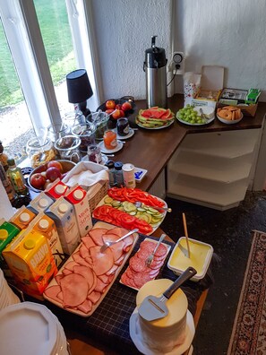 Free daily continental breakfast  - Stora Herrestad Bed & Breakfast (Ystad)