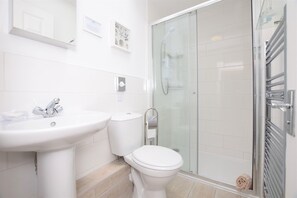 Cottage, Multiple Beds, Non Smoking | Bathroom | Shower, free toiletries, hair dryer, slippers