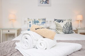 2 bedrooms, Egyptian cotton sheets, premium bedding, pillow-top beds - Byre Cottage (Exmouth)