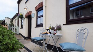 Courtyard - Byre Cottage (Exmouth)