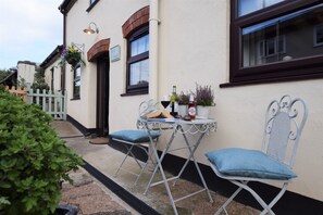 Courtyard - Byre Cottage (Exmouth)