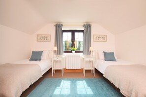 2 bedrooms, Egyptian cotton sheets, premium bedding, pillow-top beds - Byre Cottage (Exmouth)