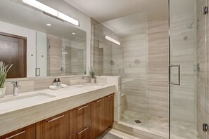 Condo, 4 habitaciones | Baño | Toallas y shampoo