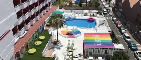 2 Außenpools, Sonnenschirme, Liegestühle