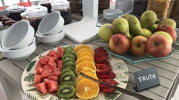 Se ofrece un desayuno bufé (10 EUR por persona)