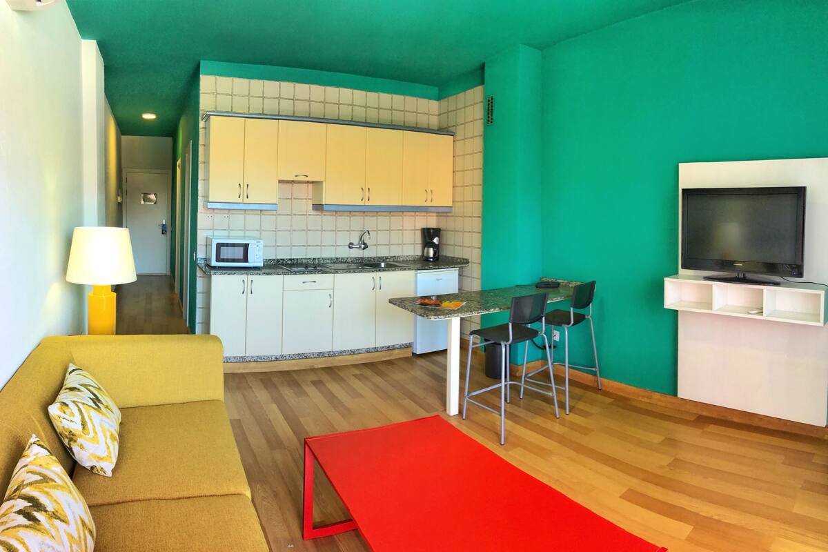 Apartamento básico, terraza, vistas a la piscina | Cocina privada