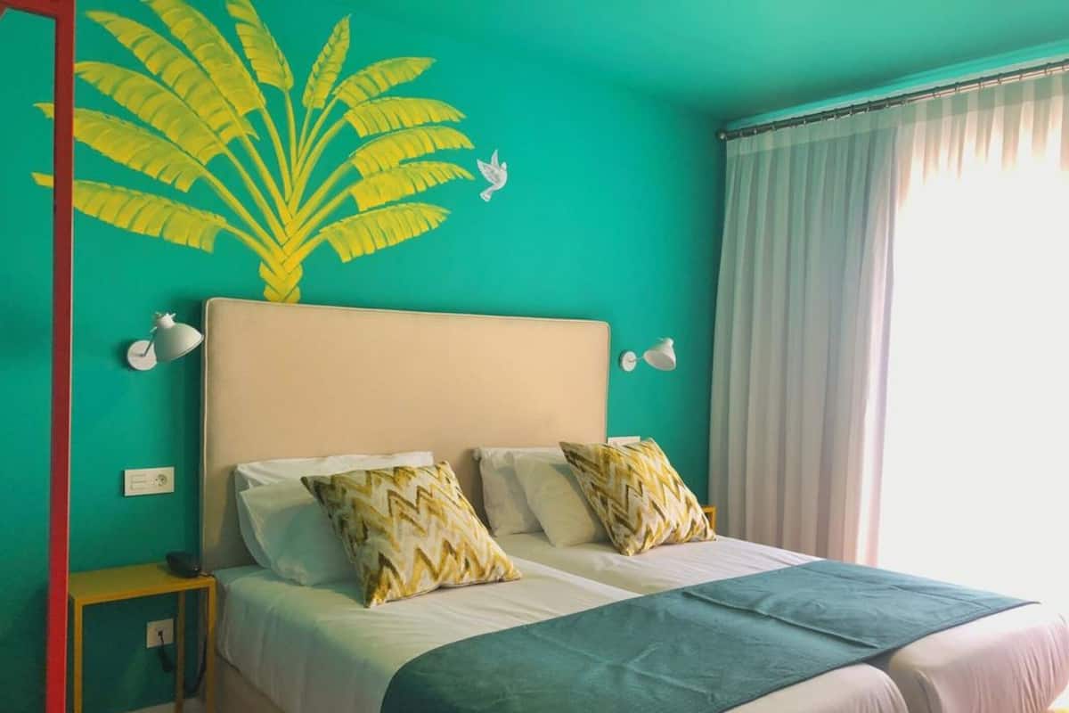 1 dormitorio, minibar, escritorio y cortinas opacas