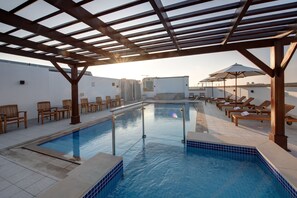 Una piscina al aire libre