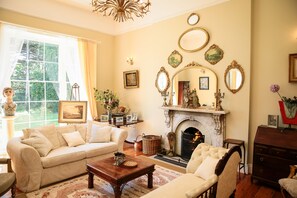 Téléviseur connecté, foyer, livres, sélection de films