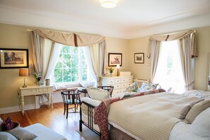 5 bedrooms, iron/ironing board, WiFi, bed sheets