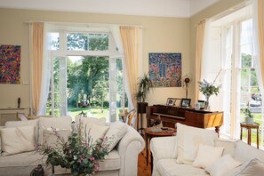Smart TV, fireplace, books, video library