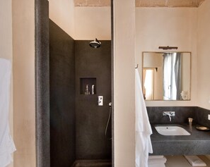 Buồng tắm vòi sen, đồ dùng nhà tắm miễn phí, máy sấy tóc 