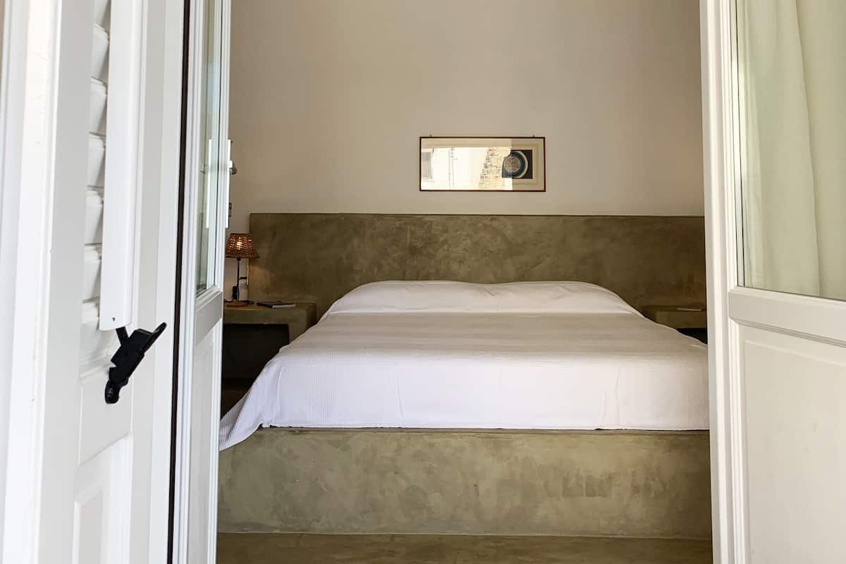 Loftsleilighet, 1 dobbeltseng | Safe på rommet, skrivebord, wi-fi (inkludert) og individuelt dekorert