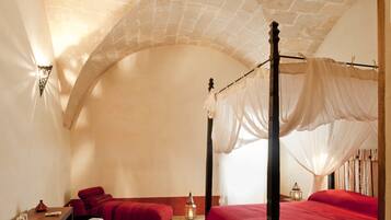 Suite | In-room safe, individually decorated, individually furnished, desk