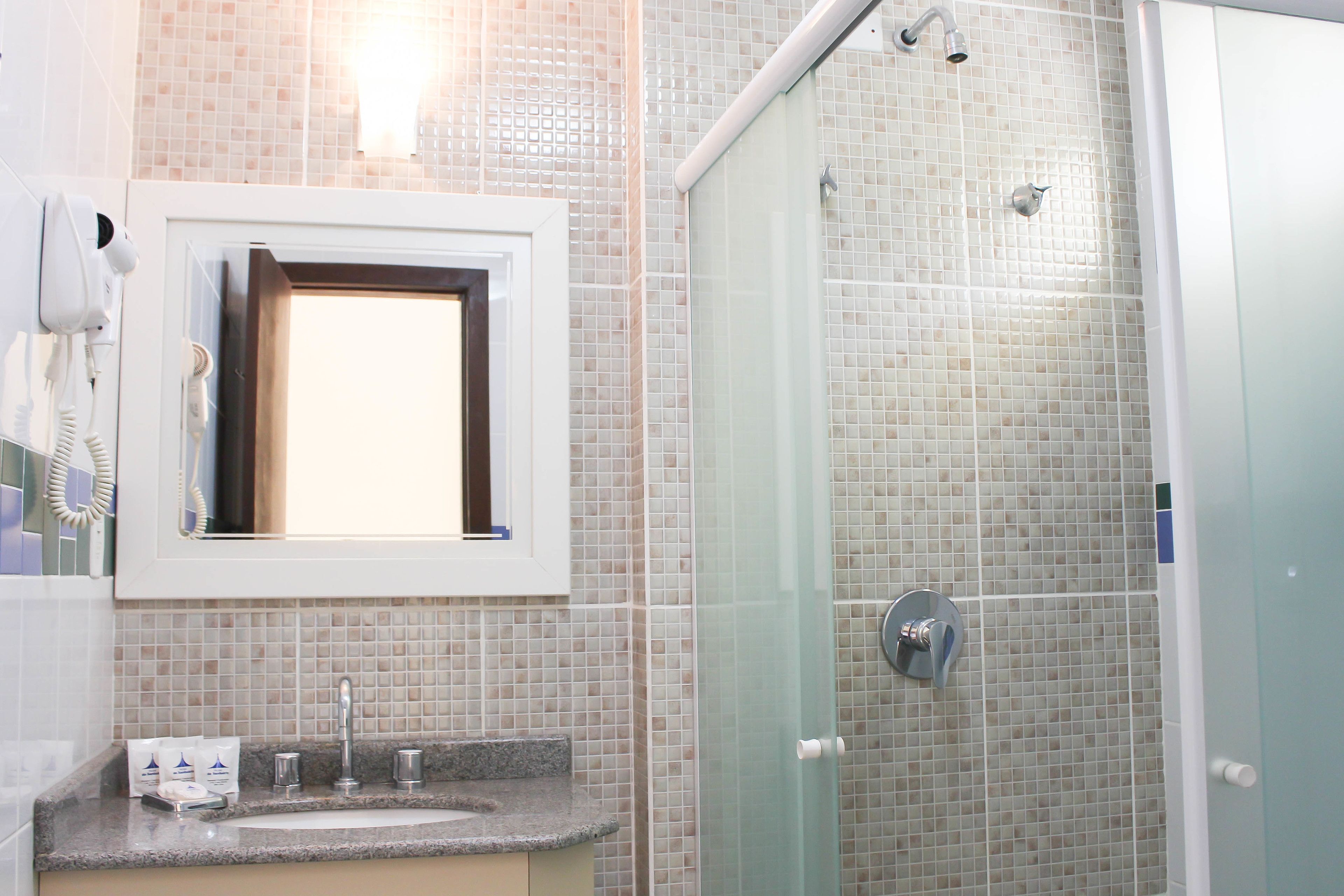 family room, multiple beds | bathroom | shower, free toiletries, hair dryer, towels