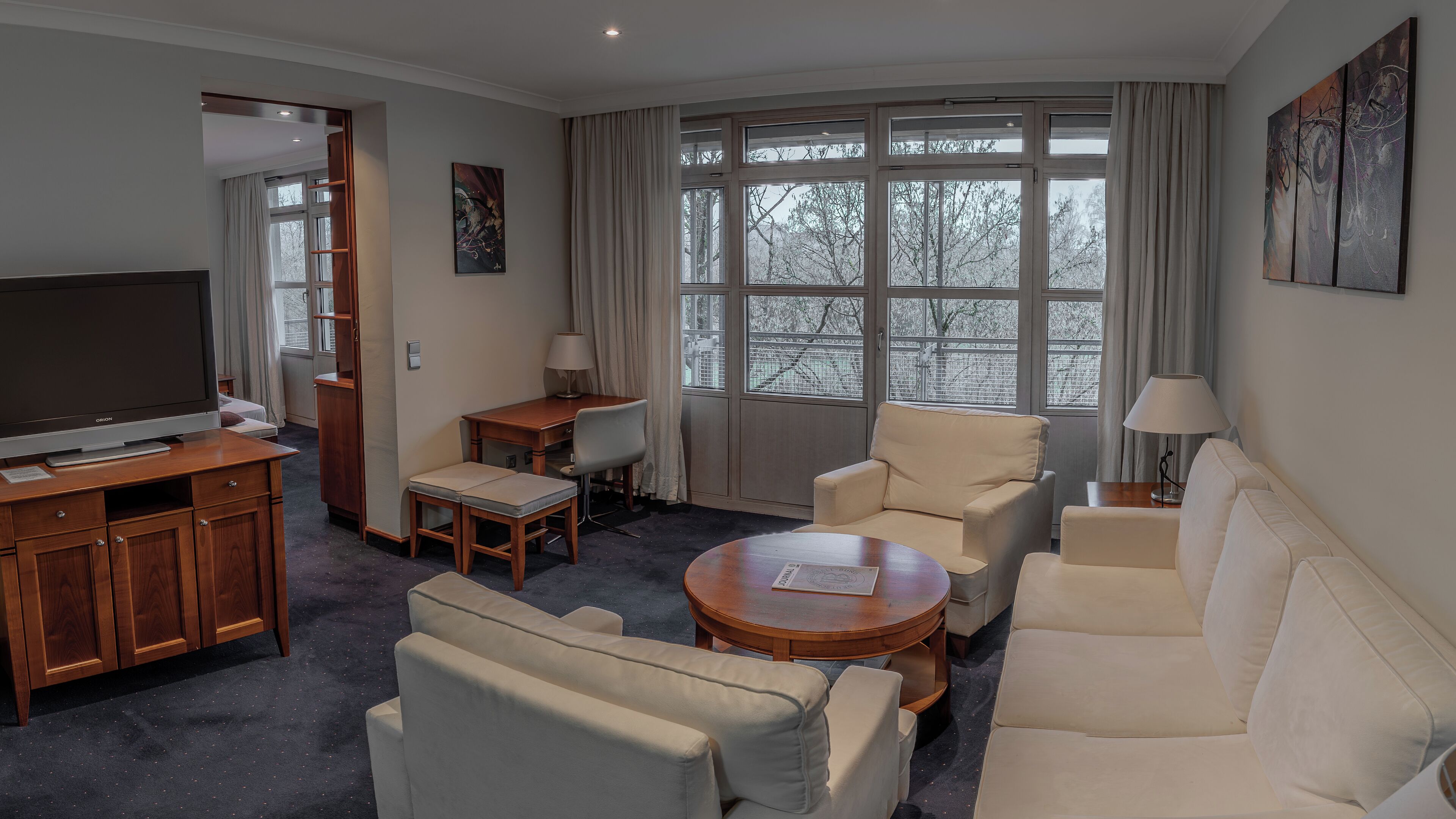 Suite junior, vista al jardín | Área de sala de estar