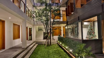 Fachada de la propiedad por la tarde o noche