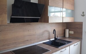 Fridge, oven, stovetop, dishwasher - Spacious, light-flooded vacation apartment with a feel-good factor. 2 - 3 persons. (Hooksiel)