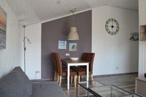 TV, books - Spacious, light-flooded vacation apartment with a feel-good factor. 2 - 3 persons. (Hooksiel)