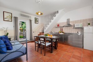 Family House, 3 Bedrooms | Private kitchen | Full-size fridge, microwave, oven, stovetop - Casa  Limoneto (Sorrento)