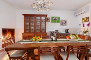 Maison Familiale, 3 chambres | Coin séjour | TV connectée