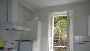 Frigorífico, horno, placa de cocina y lavavajillas