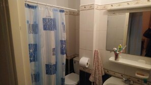 Appartement Ville, 2 chambres | Salle de bain | Douche, serviettes fournies