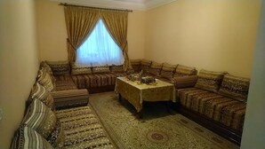 Appartement Ville, 2 chambres | Aire de séjour | Téléviseur au plasma de 32 po avec télévision par satellite, téléviseur