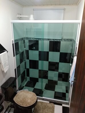 Regadera, amenidades de baño gratuitas, secadora de cabello, toallas 