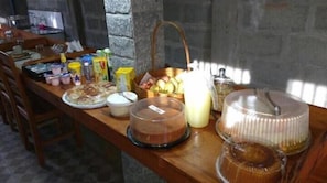Café da manhã com buffet grátis todos os dias