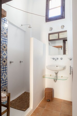 Baignoire, sĂšche-cheveux, bidet, serviettes fournies
