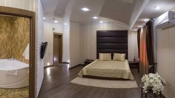 Suite | Desk, iron/ironing board, free WiFi