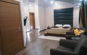 Meja kerja, setrika/meja setrika, dan Wi-Fi gratis