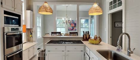 ثلاجة، ميكروويف، فرن، موقد طهي مسطح