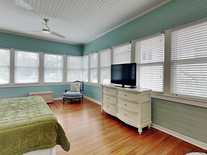 6 多间卧室、熨斗/熨衣板、上网接入、床单