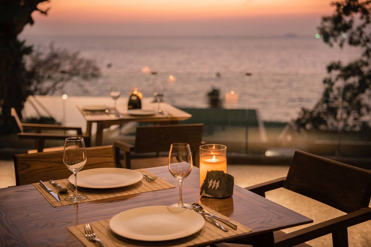 breakfast, lunch, dinner served; local and international cuisine