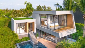 A modern house with a glass facade, a pool, and a staircase leading to the upper level. - MASON, a member of Design Hotels (Sattahip)