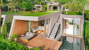 A modern house with a glass staircase, a rooftop garden, and a swimming pool. - MASON, a member of Design Hotels (Sattahip)