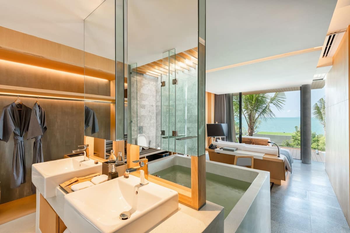 Kamar mandi | Bathtub dan shower terpisah dan pancuran hujan